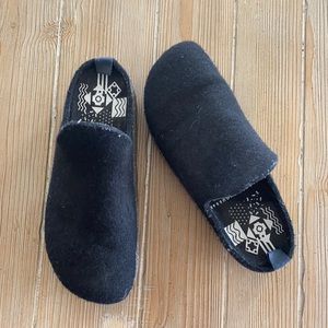 Asportuguesas by Fly London Men Mule Slipper - Black 43